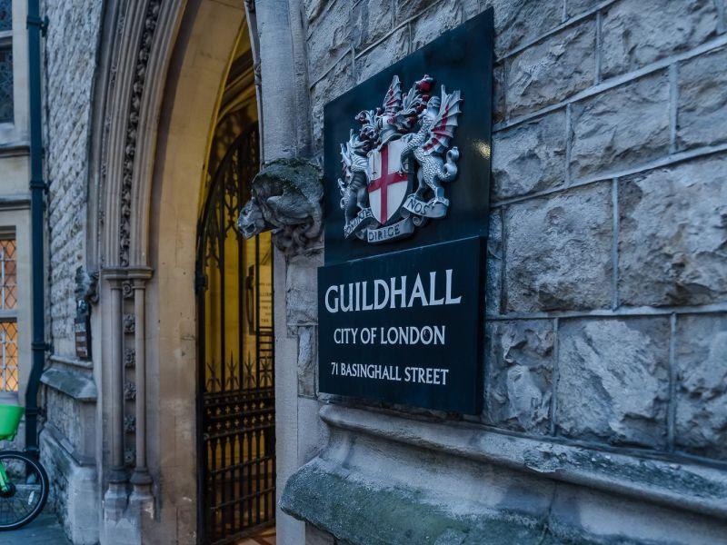 Enrique Pena fue investido como miembro en una ceremonia solemne celebrada en el Guildhall de Londres