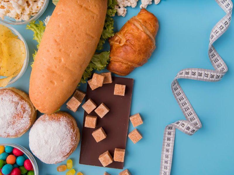 Vista superior alimentos poco saludables cinta metrica 23 2148541033