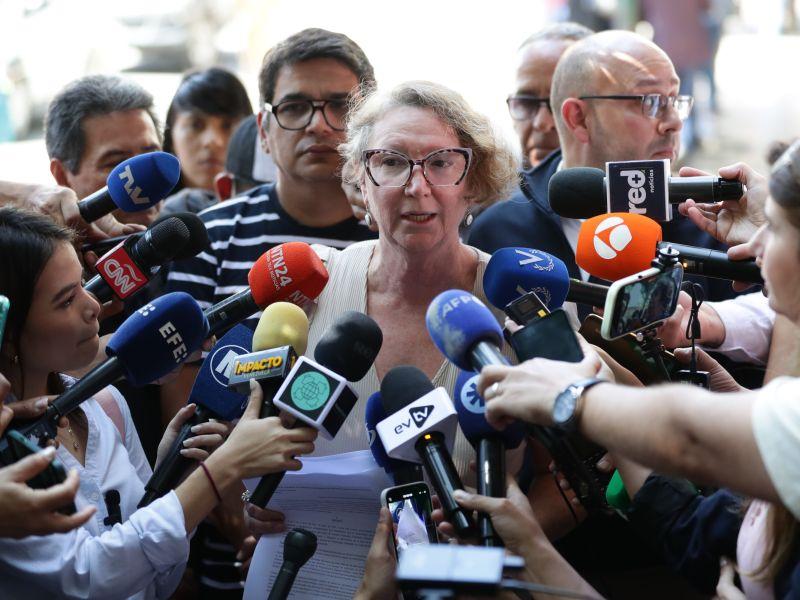 AME9471. CARACAS (VENEZUELA), 08/01/2025.- Mabel Calderín, esposa del director ejecutivo de la ONG Espacio Público, Carlos Correa, habla con medios de comunicación este miércoles, a las afueras del Palacio de Justicia en Caracas (Venezuela). ONG venezolanas pidieron la liberación de Carlos Correa, activista y director de la organización Espacio Público, a quien reportaron como "desaparecido" la tarde del martes, luego de que fuera "interceptado" por "personas no identificadas vestidas de traje negro" que iban en "carros sin placa", según detalló Mabel Calderín. EFE/ Ronald Peña R.