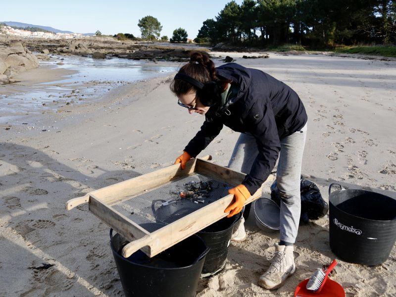 Limpieza pellets voluntarios a Illa de arousa