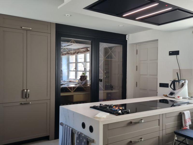 Disenu0303o uu0301nico y versau0301til en esta cocina, perfecta para adaptarse a cualquier estilo de vida y espacio. I ZEBRANO