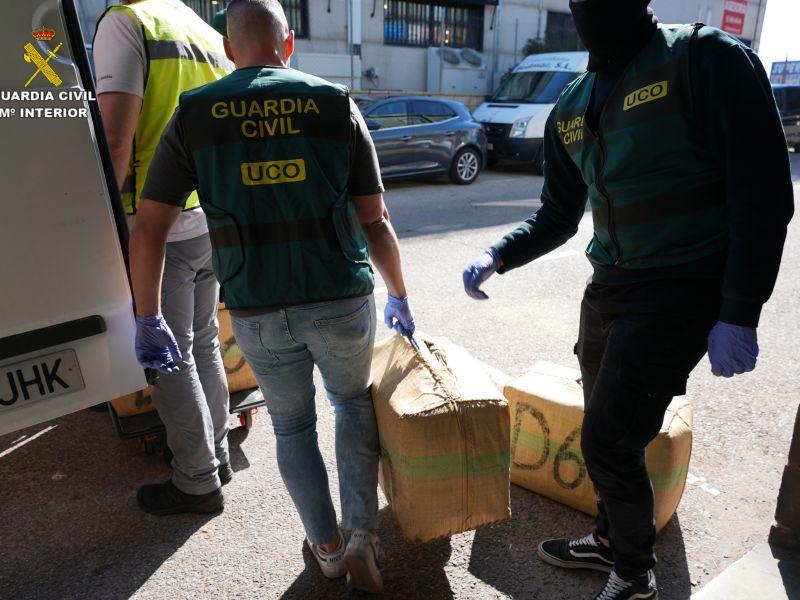Guardia civiles durante el registro
