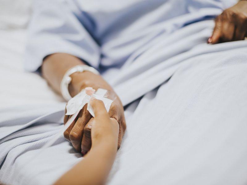 Hija de la mano de su madre en el hospital