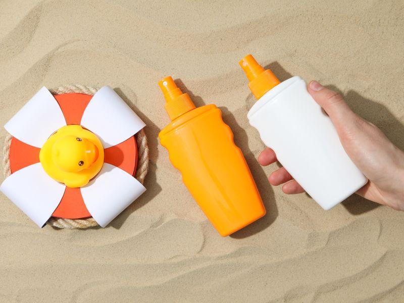 Concepto de vista superior de accesorios para el cuidado de la piel de verano