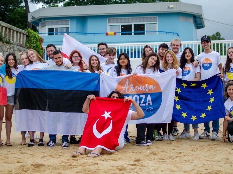 Participantes en una de las actividades que los integrantes de Arousa Moza organizan durante el año Cedida