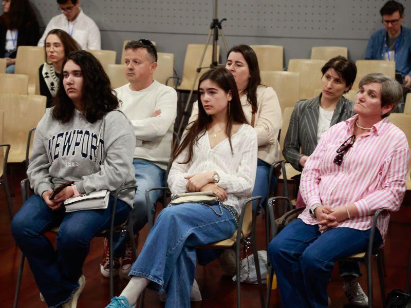 Asistentes debate