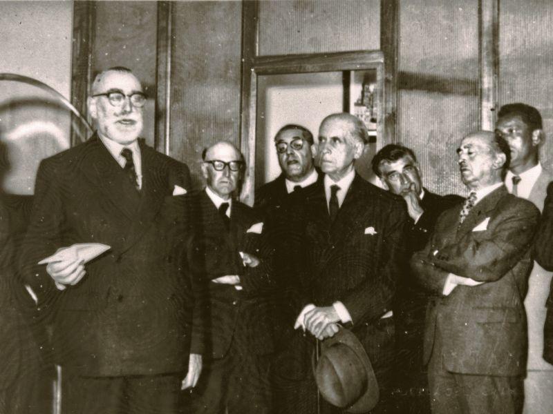 Victoriano Garcia Marti junto a Borobo y otros periodistas en la redaccion de una cabecera