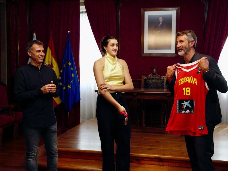 Noya regala camiseta Varela