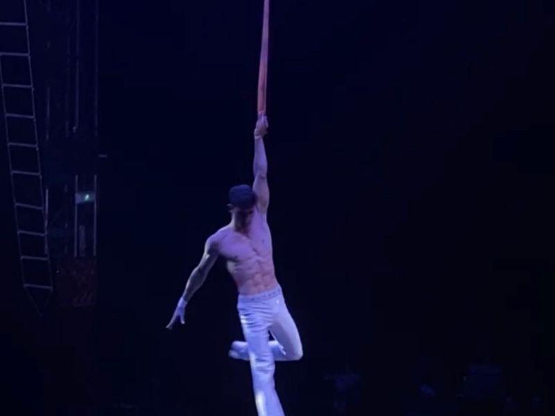 Un artista realiza malabares suspendido en el aire, en uno de los impactantes nuu0301meros aeu0301reos del espectau0301culo.