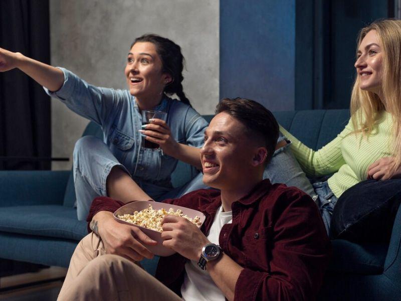 Mejores amigos viendo servicio streaming juntos sala estar 23 2149007852