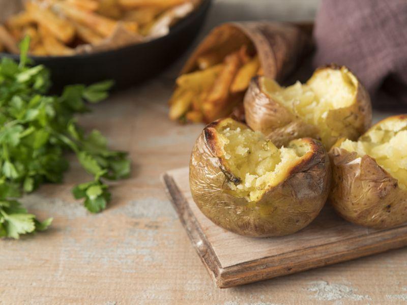 Patatas cocidas sobre tabla de madera
