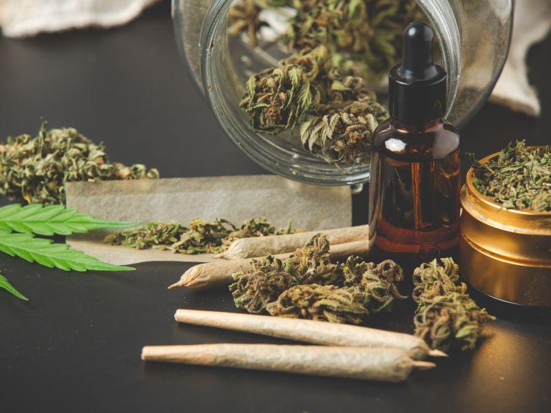 Brotes de marihuana con articulaciones de marihuana y aceite de cannabis