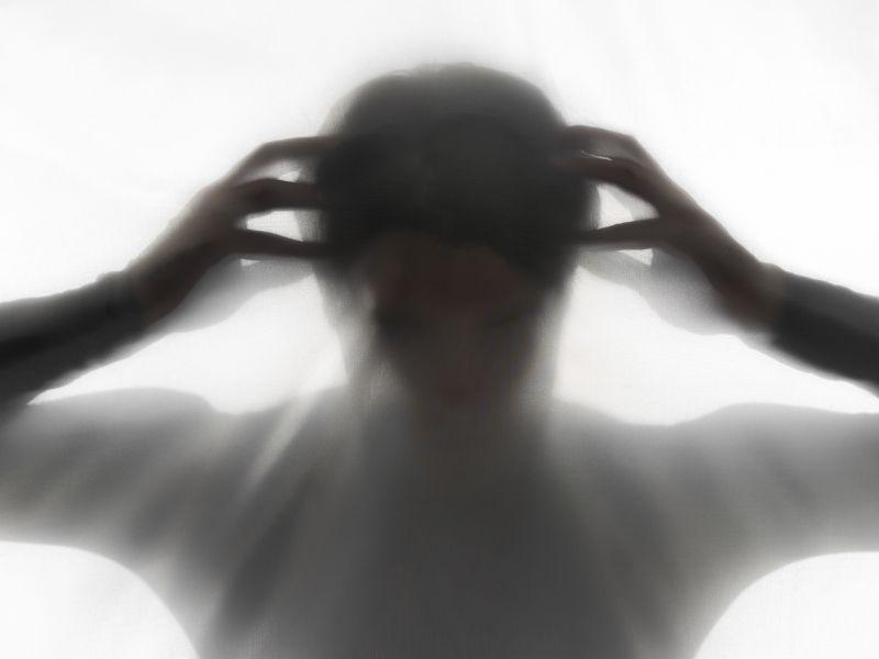 Silueta de adulto aterrador en estudio