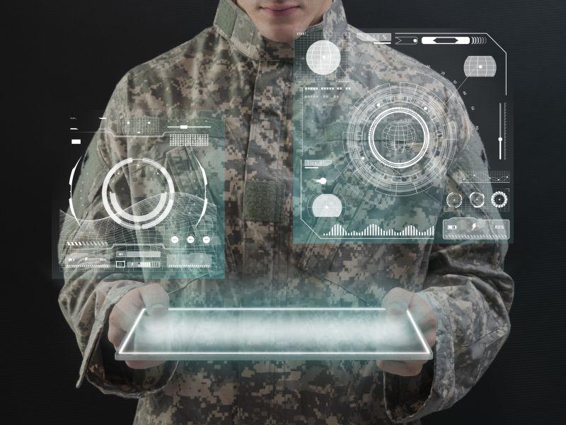 Soldado con tecnologia de ejercito de holograma de tableta virtual