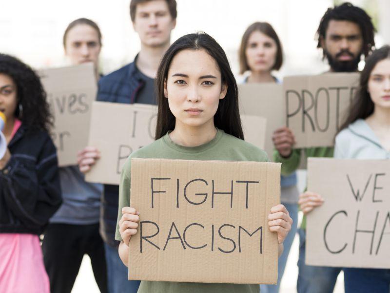 Grupo de personas con citas de lucha contra el racismo