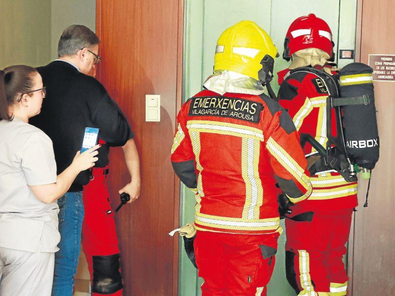 Protecciu00f3n Civil de Vilagarcu00eda asiste a uno de los atrapados en ascensores gonzalo salgado