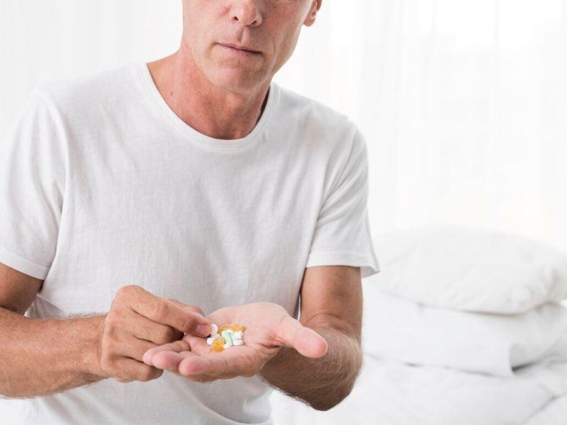 Hombre primer plano pastillas dormitorio 23 2148334643