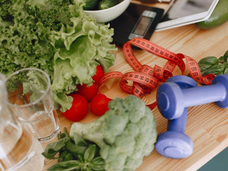 Conjunto de verduras crudas frescas productos sobre una mesa en una cocina moderna alimentacion saludable alimentos organicos