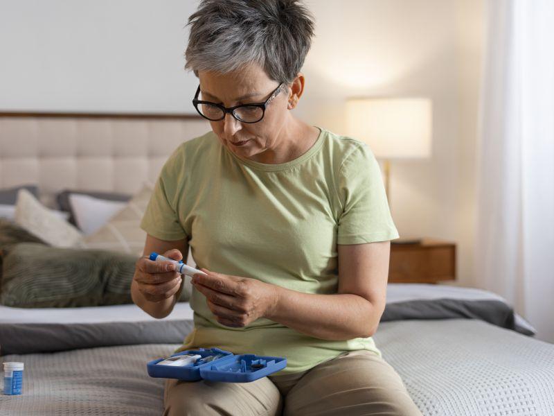 Mujer diabetica de tiro medio comprobando su nivel de glucosa
