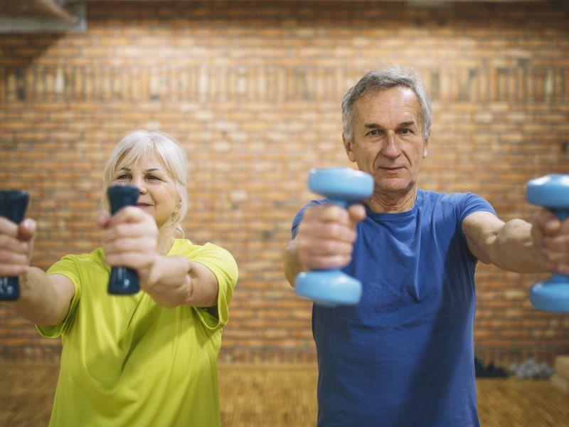 Gente mayor entrenando en gimnasio