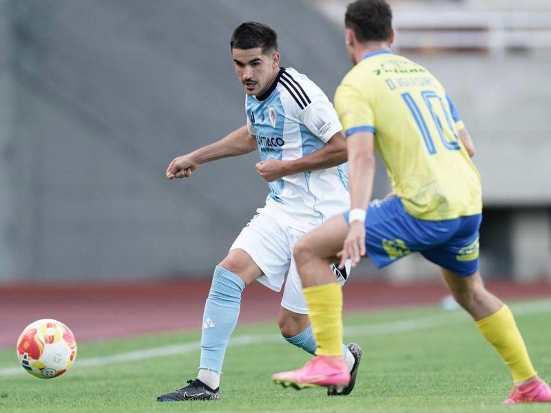 Diego Iglesias trata de defender un balón