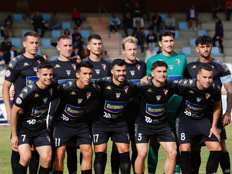 El Arosa volvió a jugar con la equipación negra