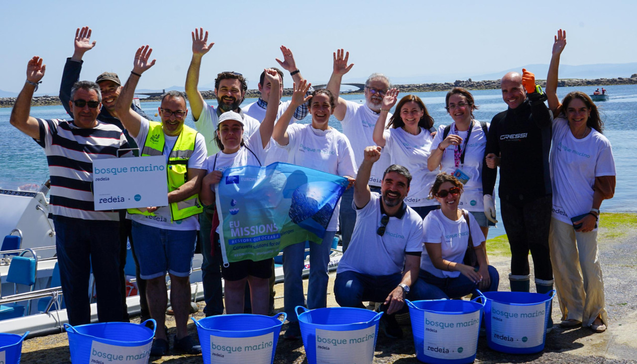 Representantes de Redeia y Amicos, con la colaboración de pescadores y mariscadores llevan a cabo la suelta de gorgonias recuperadas
