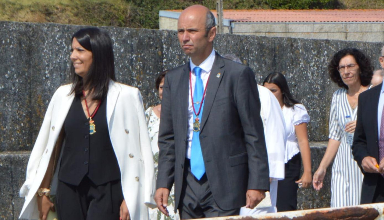 Mariola Sampedro y Vicente Mariño en la procesión del Carmen de Castiñeiras el pasado mes de agosto