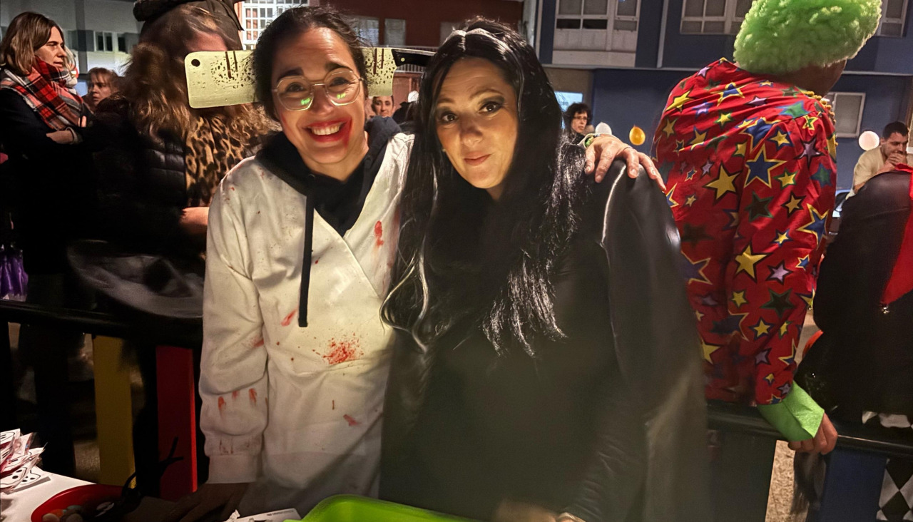 Majo y Patricia son las dos madres que organizaron la fiesta de Samaín para los vecinos del a urbanización 'O Lagar'