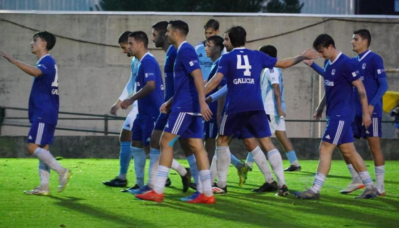 Los jugadores celebran el gol