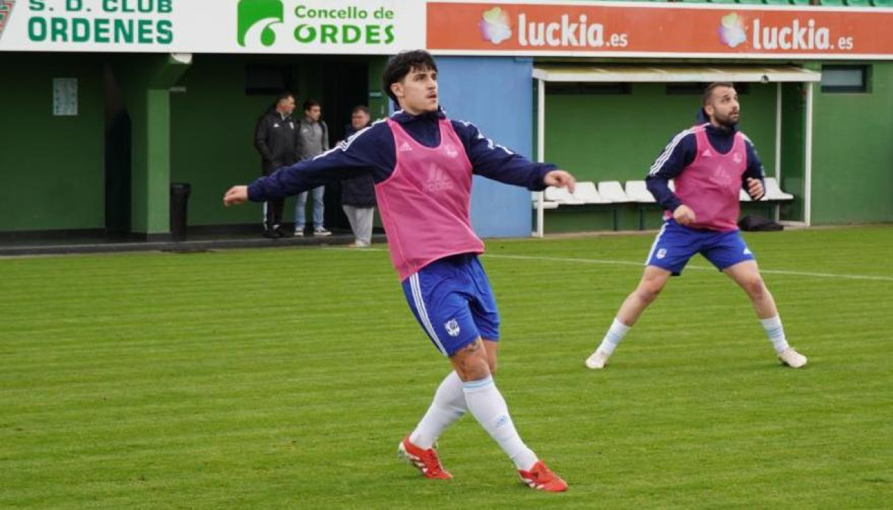 Yosi, del CD Boiro, durante el partido ante el Compostela