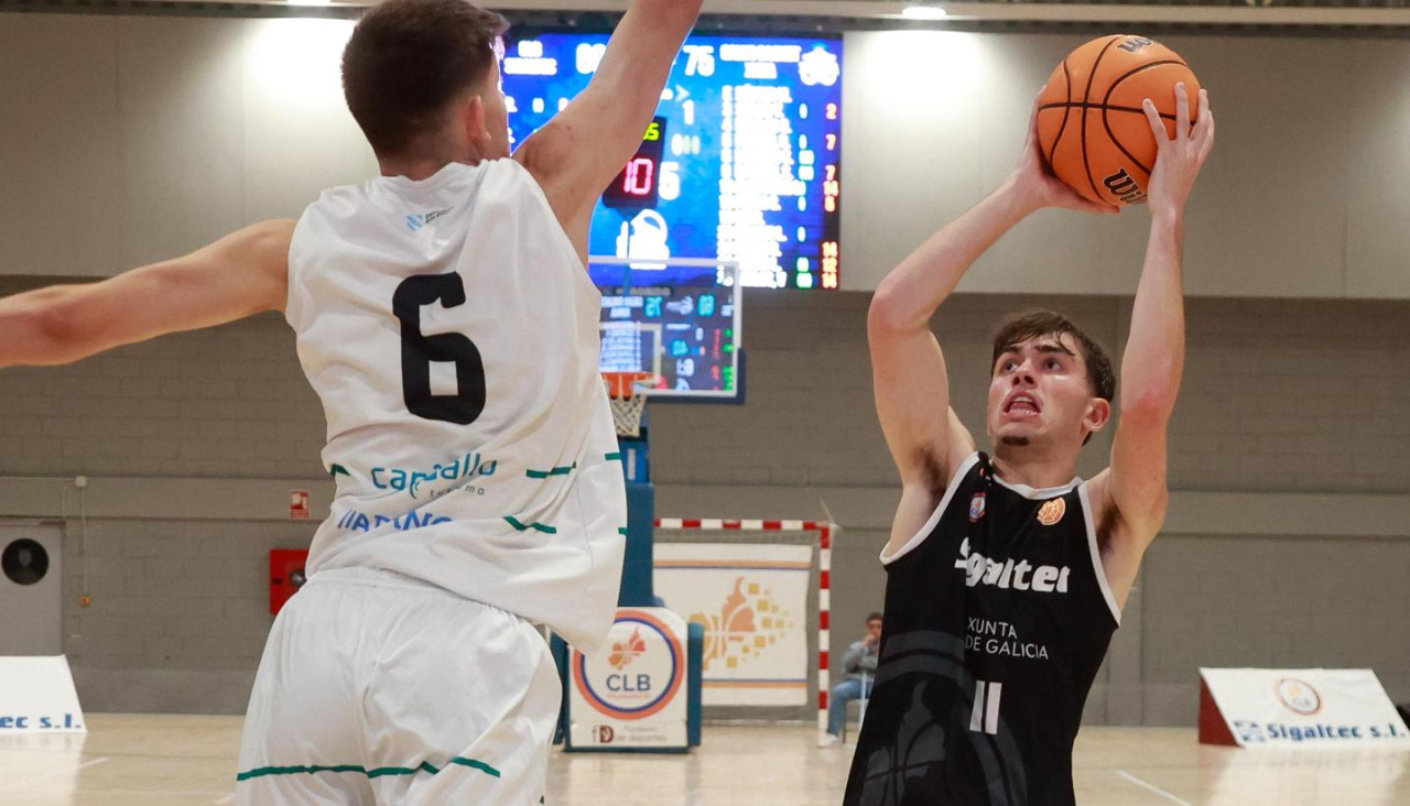 Pablo Fernández intenta un tiro en el Sara Gómez