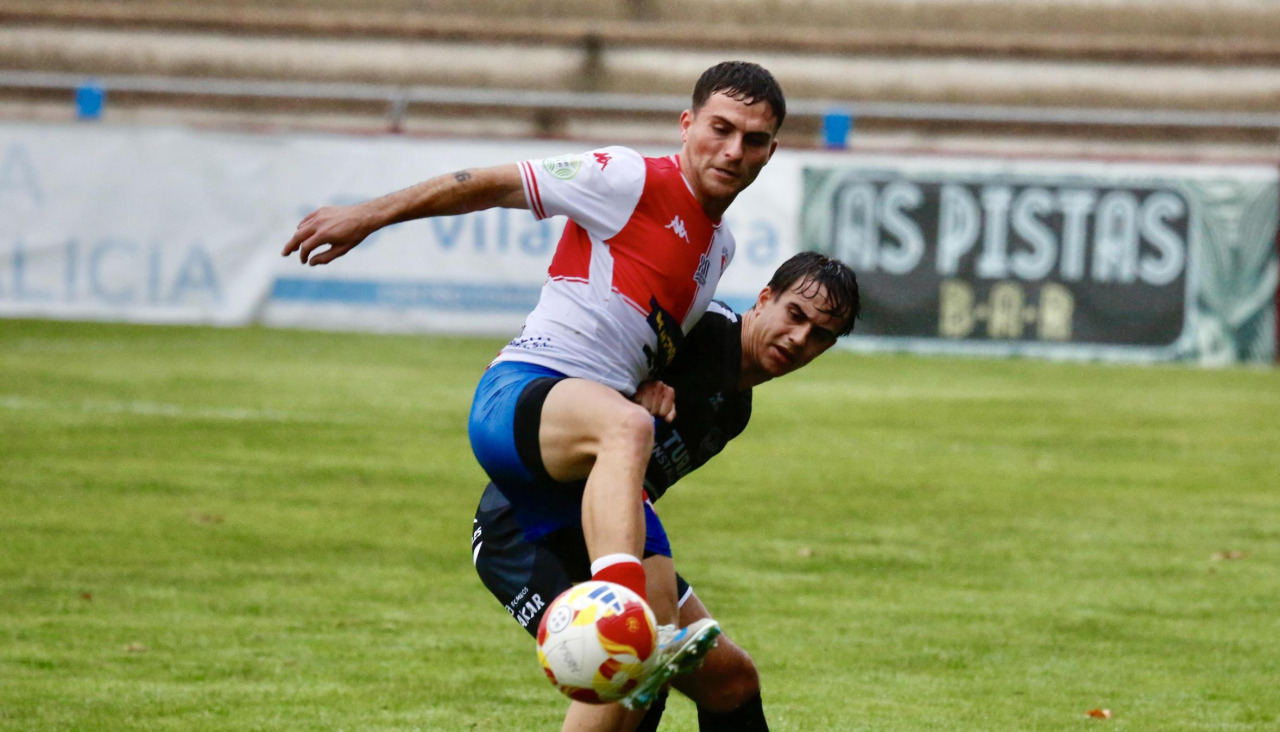 Luis Castro disputa un balón en el enfrentamiento ante el Noia en A Lomba