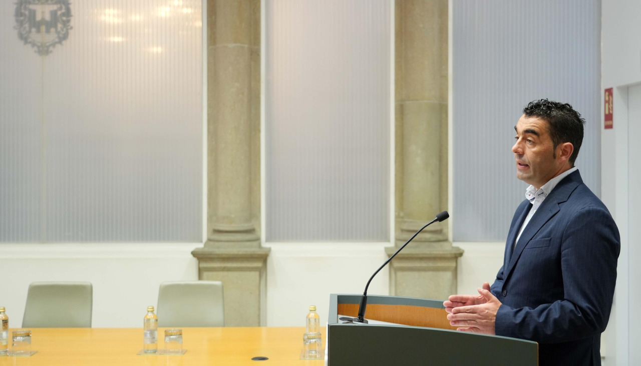 Luis López durante unha rolda de prensa