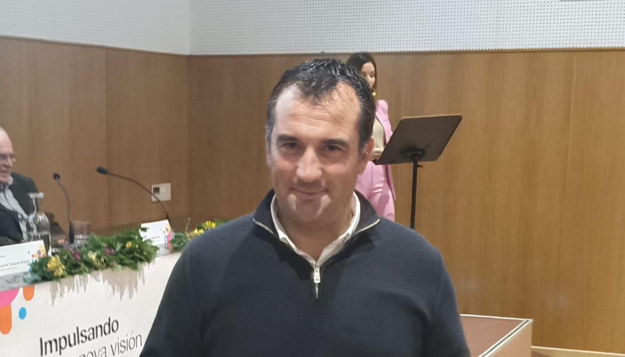 El concelleiro Yago Torres, con el galardón