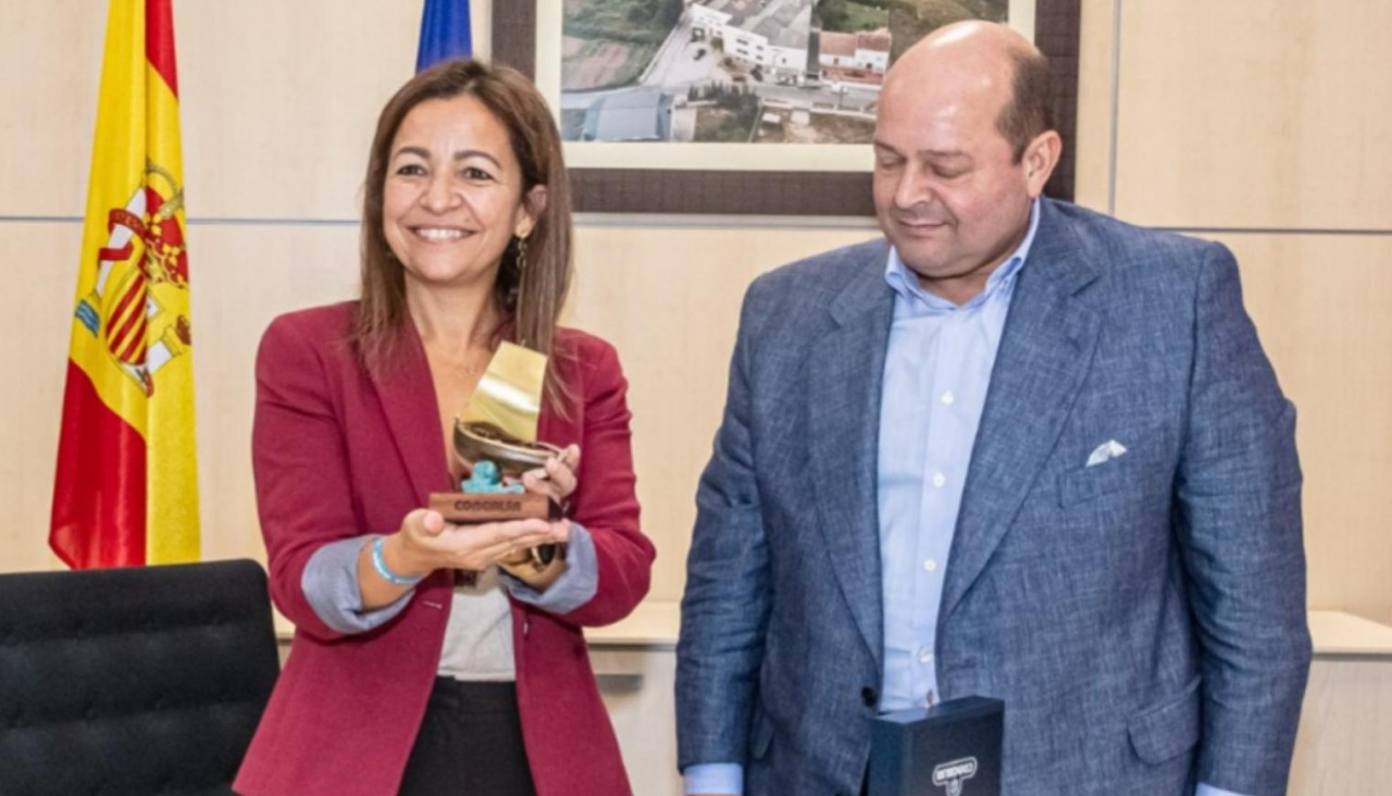 La conselleira Marta Villaverde recibió un obsequio institucional en su visita a las instalaciones de Congalsa en A Pobra
