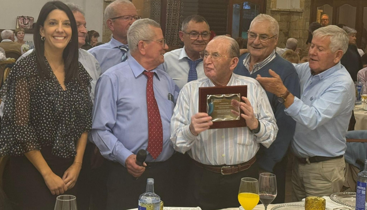 El expresidente del Club de Jubilados de Aguiño, Antonio García Teira, recibió una placa en reconocimiento a su labor durante 16 años al frente de la entidad