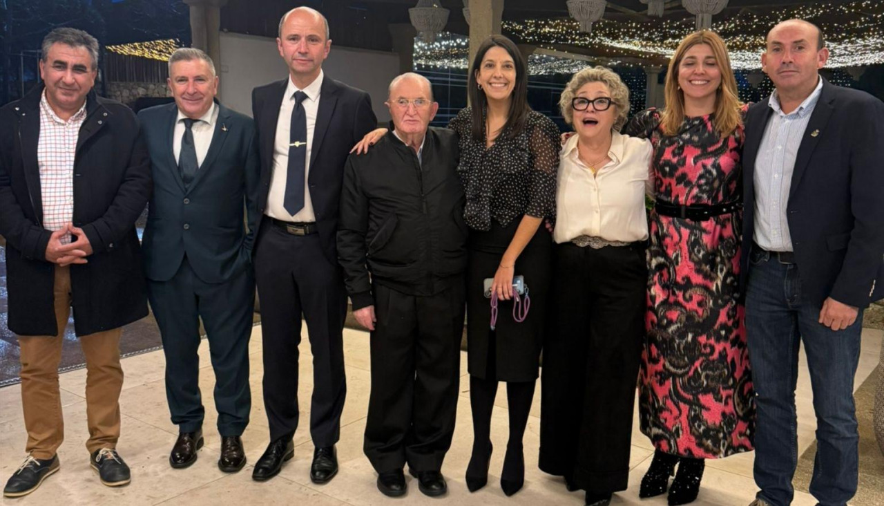 Autoridades ribeirenses arroparon a Antonio García Teira en el acto de homenaje que le tributó el Club de Jubilados de Aguiño