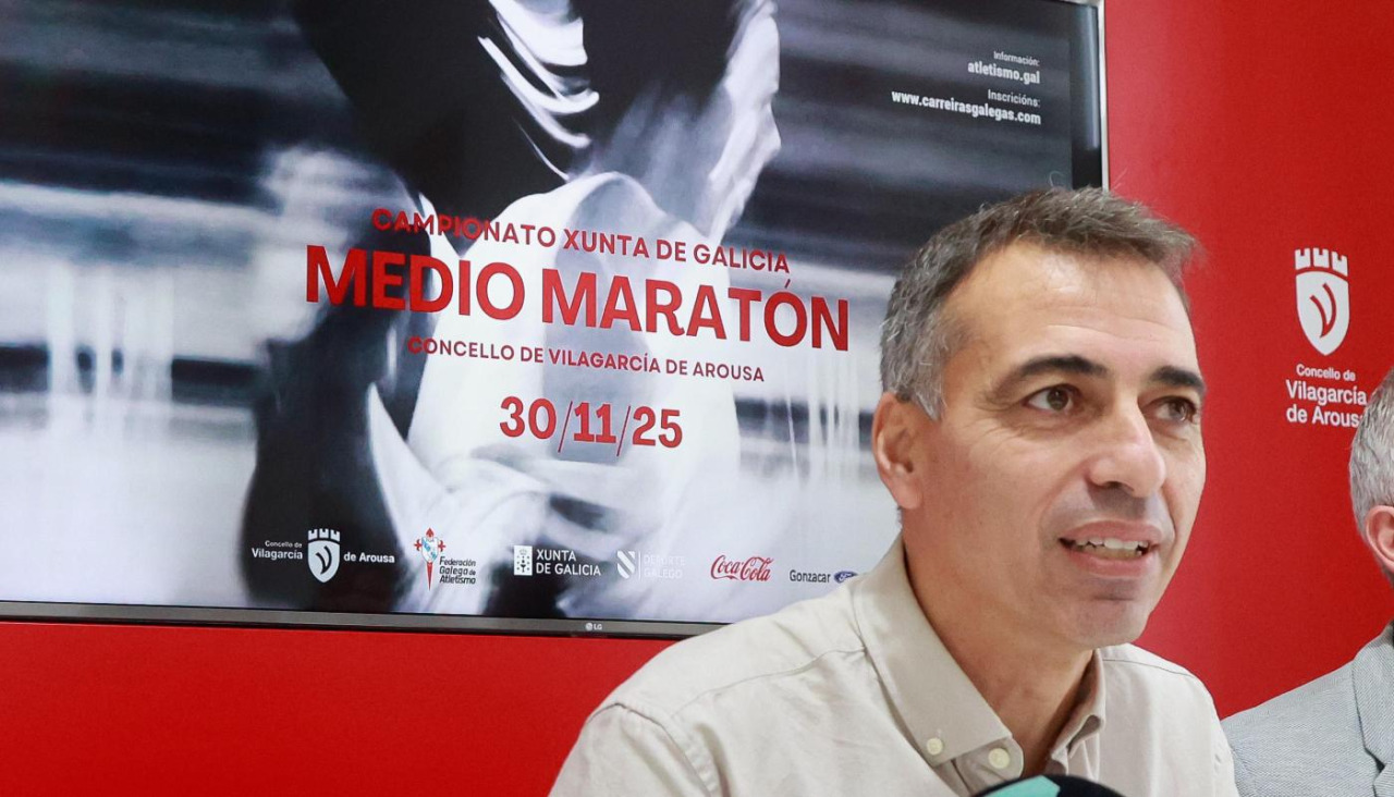 OS concelleiros Carlos Coira e Álvaro Carou presentaron o eveento acompañados polo representante da Federación Galega de Atletismo David Posada