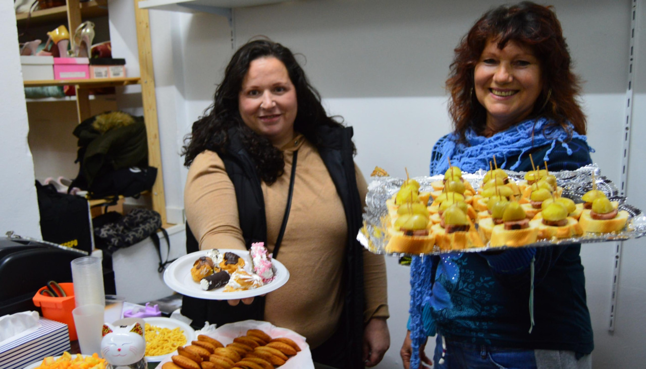 Los asistentes al acto inaugural de la sede social y tienda solidaria de Callejeros Barbanza pudieron degustar unos aperitivos