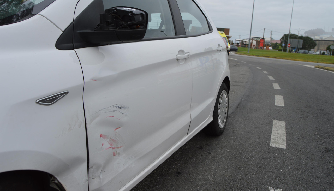 Un Ford Ka sufrió algunos daños a consecuencia del impacto con el ciclomotor que pilotaba un sexagenario que resultó herido