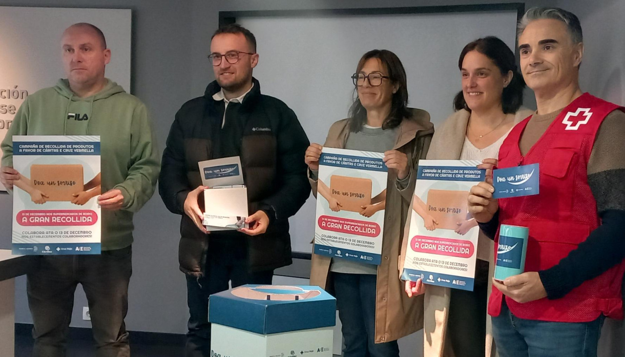 Fani Quintáns, de Rebeca Ozores, junto a Guadalupe Tubío, directora de Cáritas; Manuel Santos, de Cruz Roja Boiro, Raúl Treus y Tomás Estévez presentaron la campaña 'Doa un sorriso'