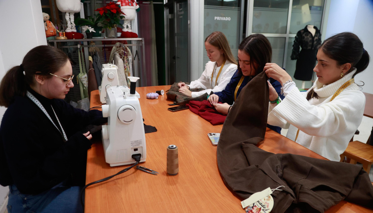 Aprendices en la Academia de Corte y Confección M. Ríos