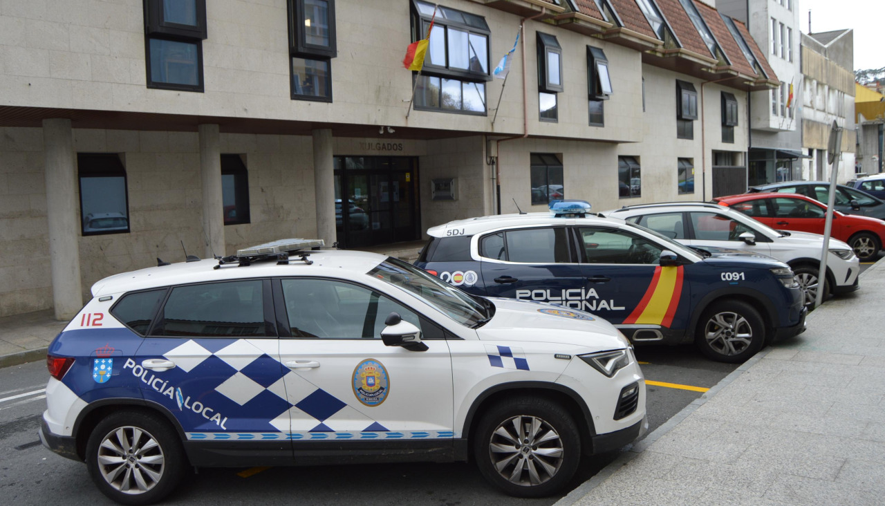 Una patrulla de la Policía Local ribeirense apoyó a los agentes de la comisaría en la custodia de los detenidos en la sede judicial