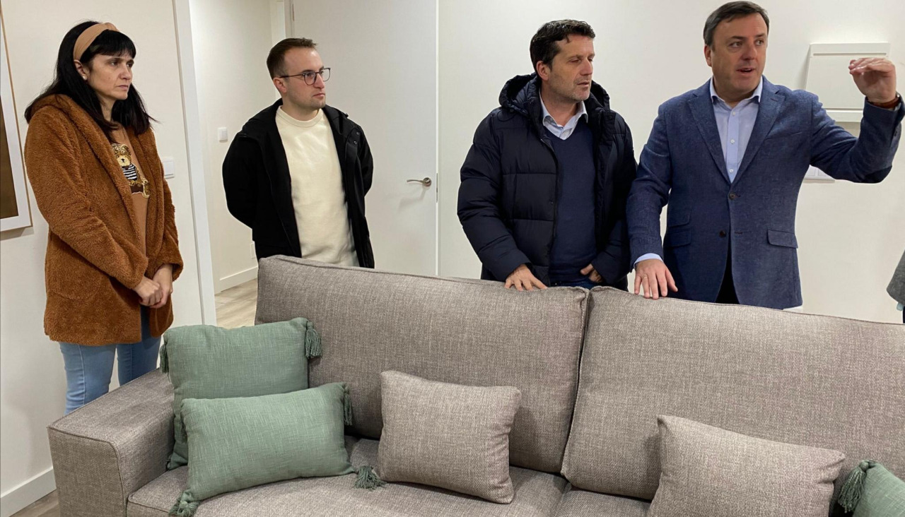 Formoso y Romero visitaron ayer la vivienda que permitirá dar respuesta a situaciones de emergencia social, ofreciendo una solución habitacional temporal digna a quienes lo necesiten