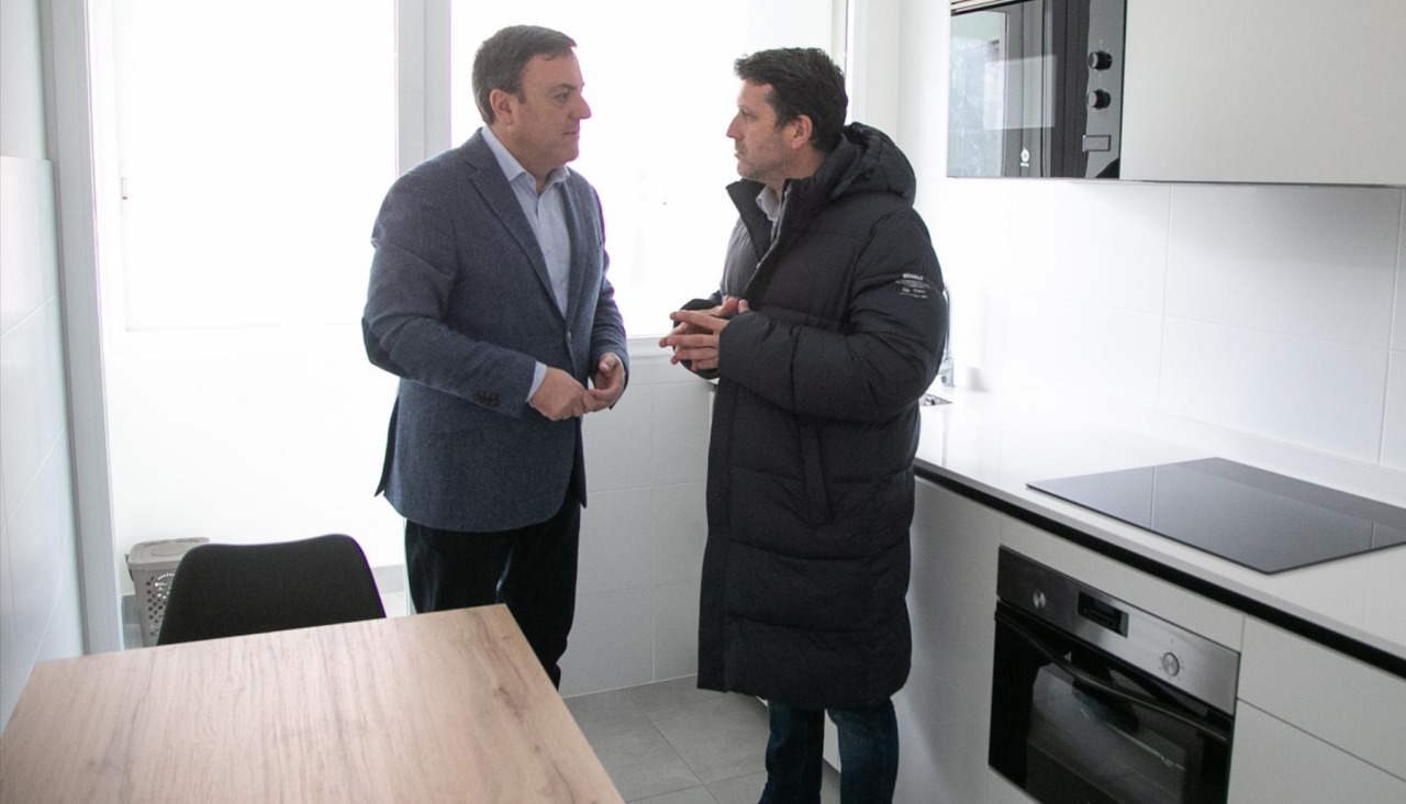 El presidente de la Diputación coruñesa y el alcalde boirense visitaron el remate de la intervención en la nueva vivienda de emergen cia social, incluyendo el mobiliario de la cocina