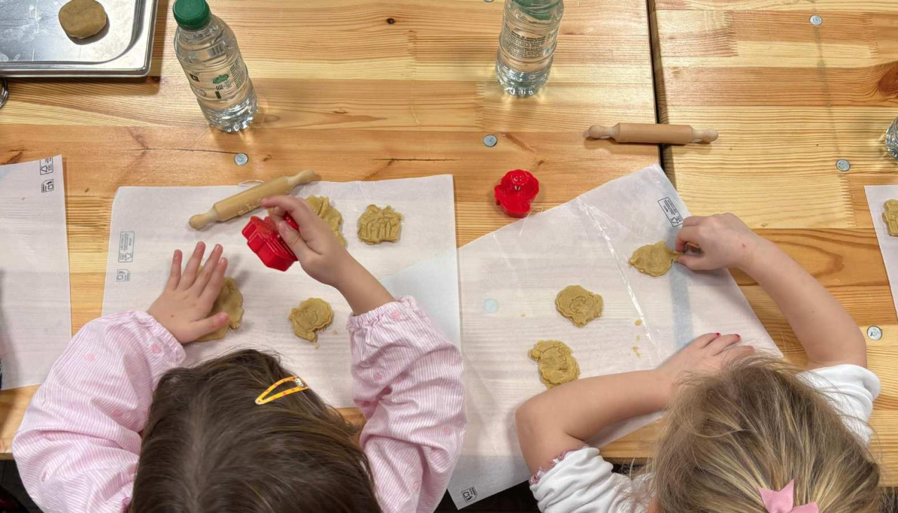 Los talleres de elaboración de galletas de Navidad se desarrollaron en las instalaciones de Gastrolab Arousa