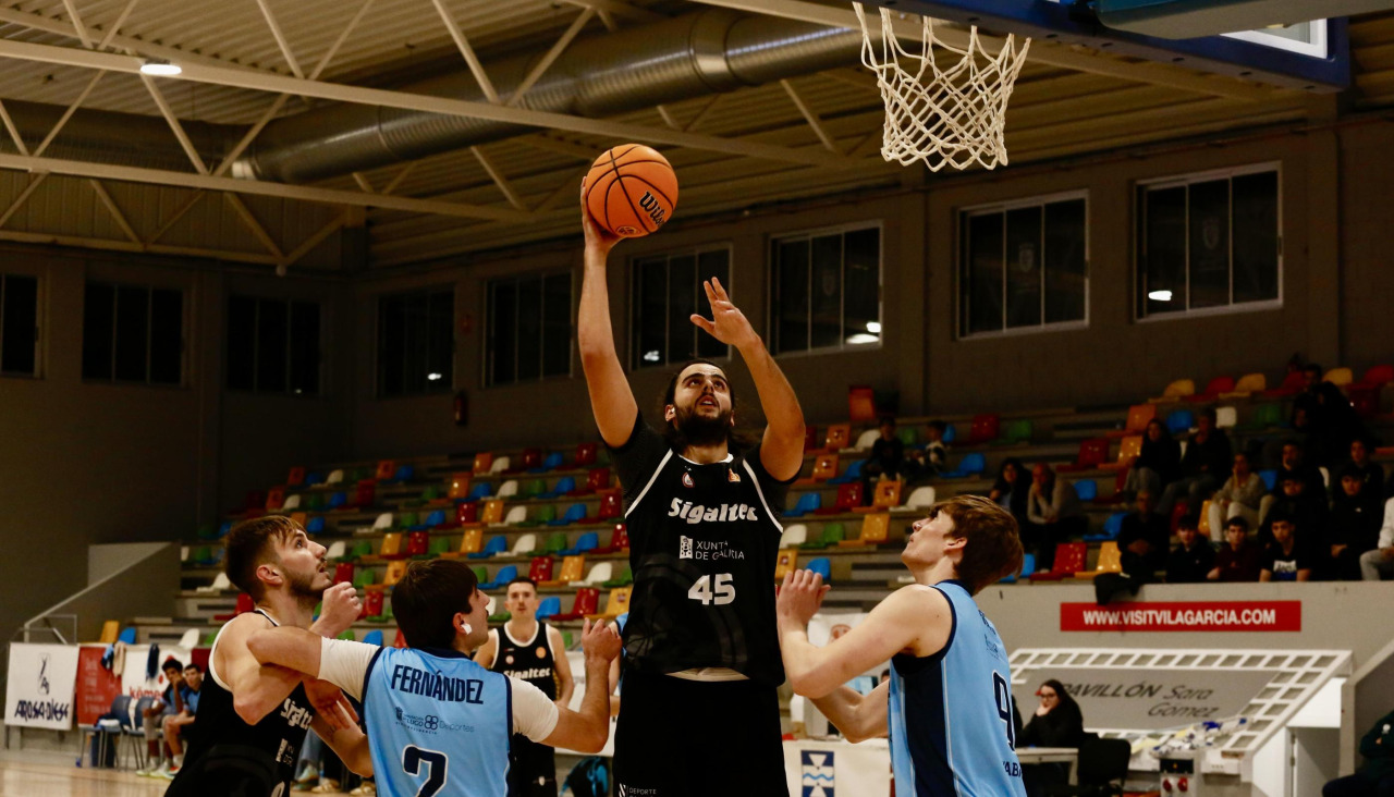 Adrián Kovac finalizando un jugada ante el Lugo