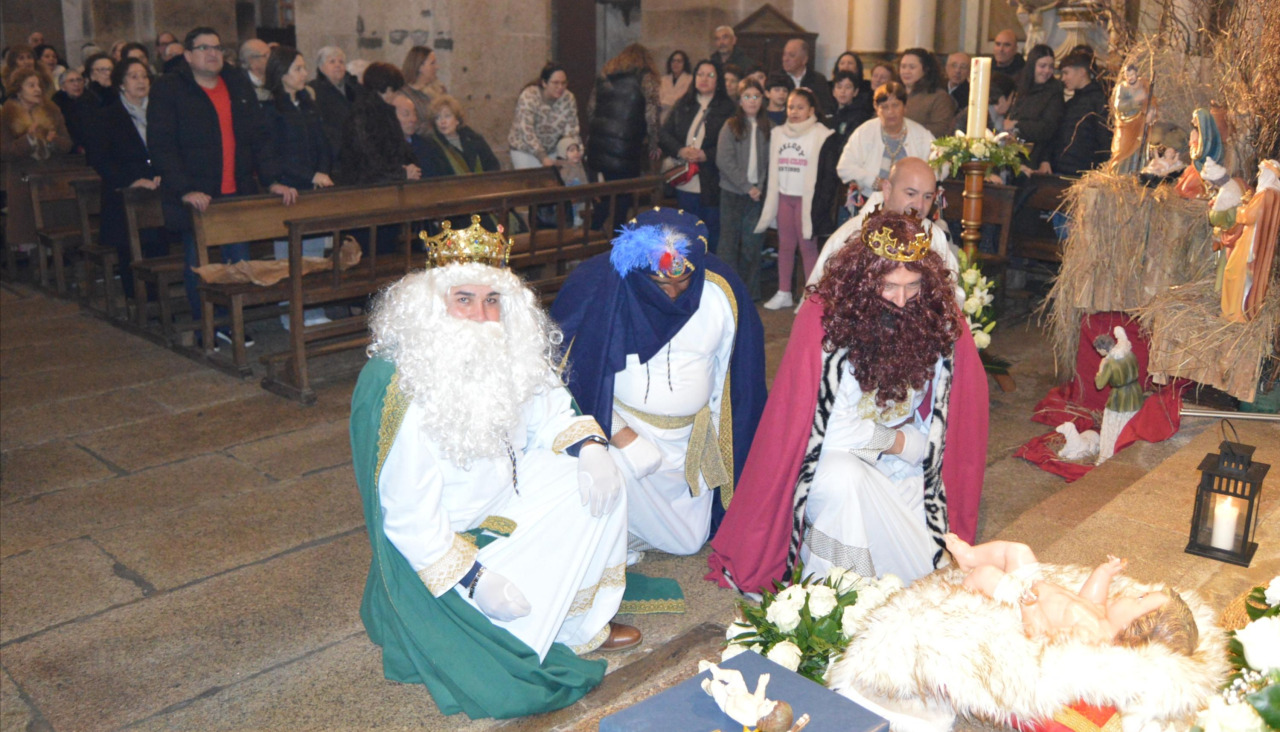 Los monarcas realizaron una ofrenda ante la imagen del Niño Jesús en el templo de Santa Uxía