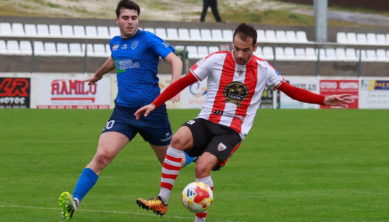 Adri Rodriguez controla un balón durante el último partido del Céltiga en casa